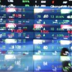 Grafik pergerakan Indeks Harga Saham Gabungan di layar monitor bursa efek