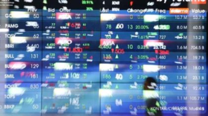 Grafik pergerakan Indeks Harga Saham Gabungan di layar monitor bursa efek