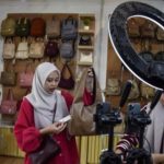 Ilustrasi transaksi jual beli daring di platform marketplace di Indonesia