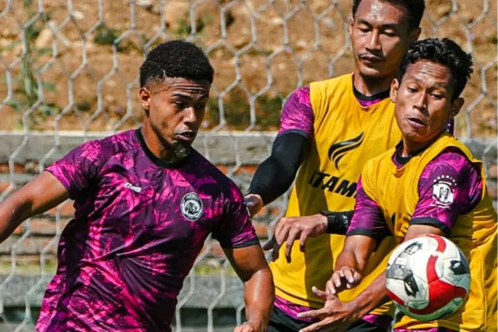 Pelatih Arema FC, Marcos Santos, saat memberikan instruksi taktis dalam sesi latihan tim.