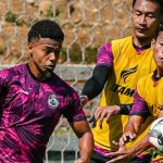 Pelatih Arema FC, Marcos Santos, saat memberikan instruksi taktis dalam sesi latihan tim.