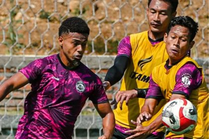Pelatih Arema FC, Marcos Santos, saat memberikan instruksi taktis dalam sesi latihan tim.