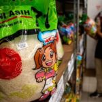 Rak minimarket yang kosong dari stok beras premium dan digantikan oleh produk beras fortifikasi kemasan 5 kilogram.