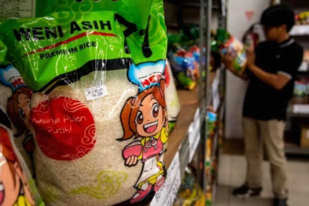 Rak minimarket yang kosong dari stok beras premium dan digantikan oleh produk beras fortifikasi kemasan 5 kilogram.