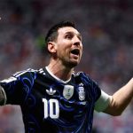Lionel Messi mengenakan seragam tim nasional Argentina di lapangan sepak bola