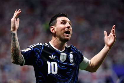Lionel Messi mengenakan seragam tim nasional Argentina di lapangan sepak bola