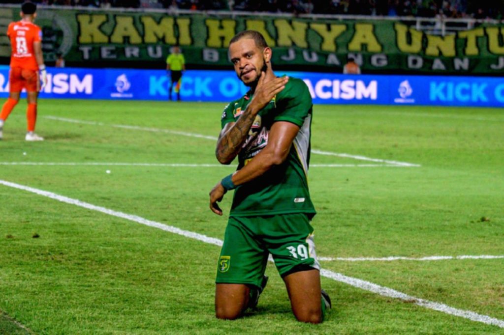 Alex Martins melakukan selebrasi usai mencetak gol kemenangan Persebaya ke gawang PSIM Yogyakarta di Stadion GBT.