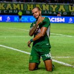 Alex Martins melakukan selebrasi usai mencetak gol kemenangan Persebaya ke gawang PSIM Yogyakarta di Stadion GBT.
