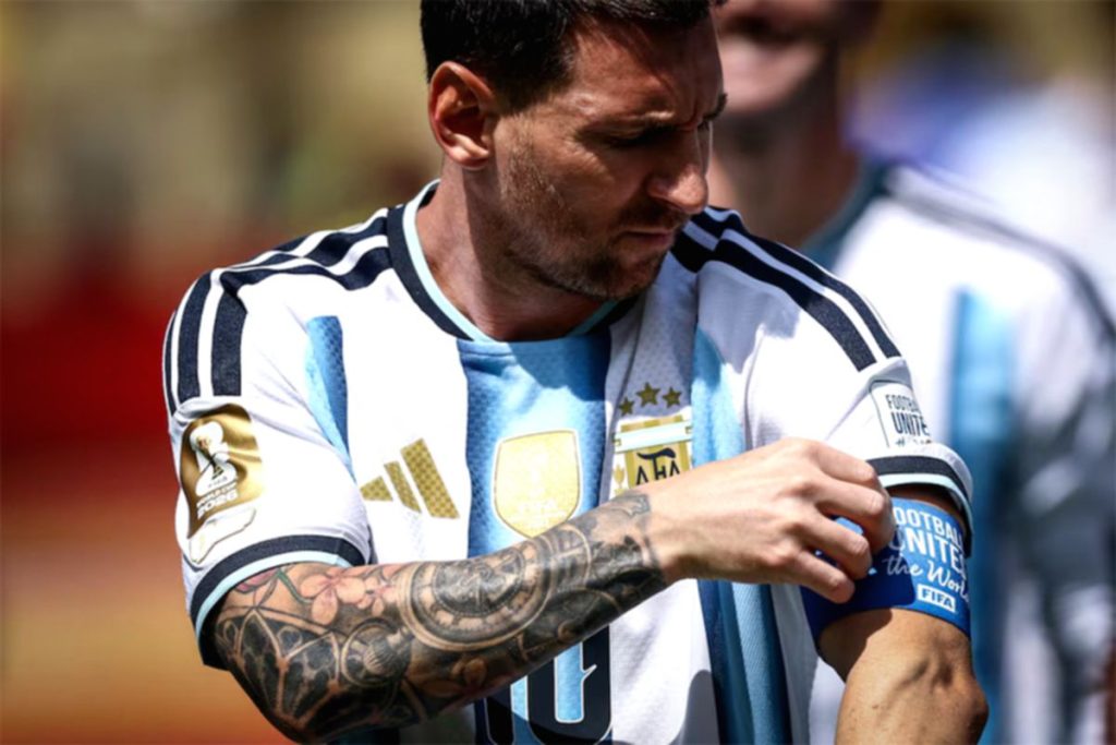 Lionel Messi mengenakan seragam Timnas Argentina di lapangan hijau