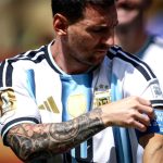 Lionel Messi mengenakan seragam Timnas Argentina di lapangan hijau