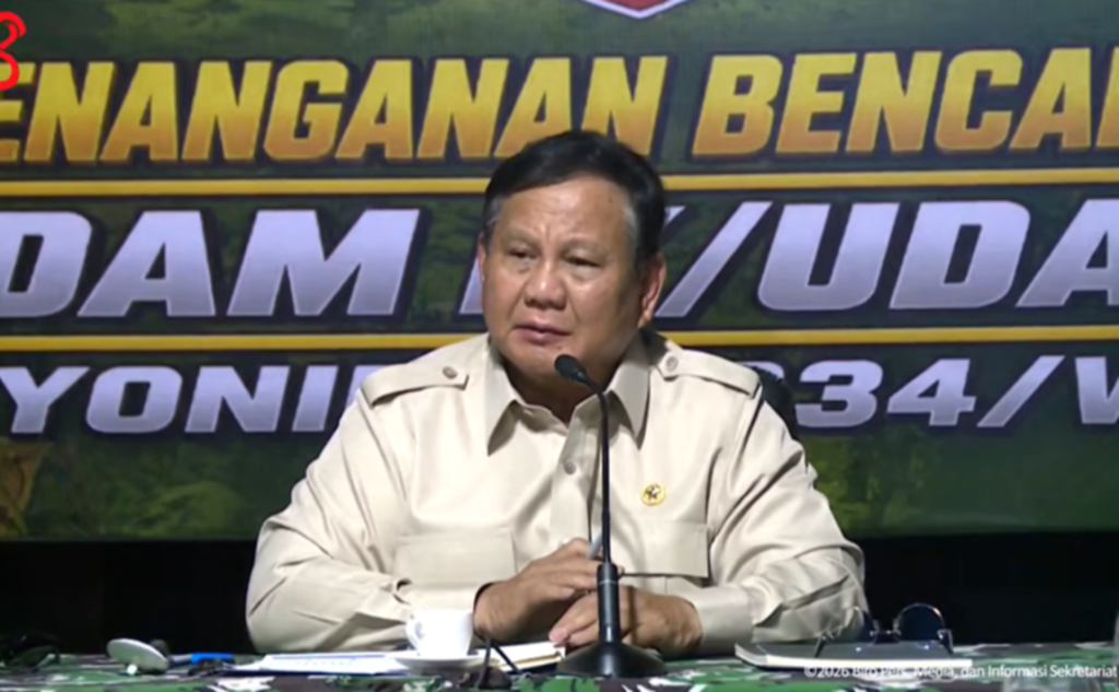 Presiden Prabowo Subianto saat menerima laporan dari Satgas Penertiban Kawasan Hutan di kediamannya di Hambalang, Bogor.