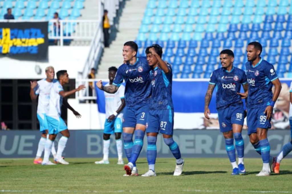 Marcos Vinicius dan Mauro Zijlstra merayakan gol dalam pertandingan Arema FC melawan Isenmulang Kalteng FC.