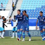 Marcos Vinicius dan Mauro Zijlstra merayakan gol dalam pertandingan Arema FC melawan Isenmulang Kalteng FC.