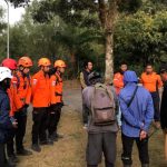 Papan peringatan larangan mendaki di jalur pendakian Gunung Semeru yang sedang ditutup untuk umum