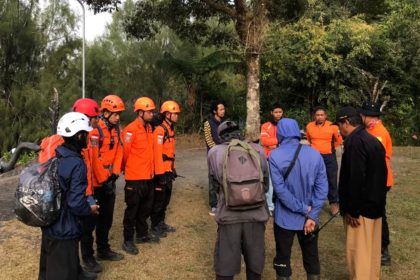 Papan peringatan larangan mendaki di jalur pendakian Gunung Semeru yang sedang ditutup untuk umum