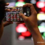 Tampilan layar monitor yang menunjukkan grafik penurunan Indeks Harga Saham Gabungan di Bursa Efek Indonesia.