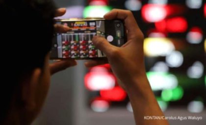 Tampilan layar monitor yang menunjukkan grafik penurunan Indeks Harga Saham Gabungan di Bursa Efek Indonesia.