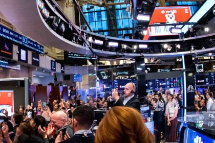 Wall Street cetak rekor, saham cip dan AI jadi motor penguatan
